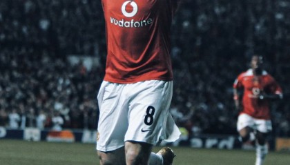 2004年的今天，18岁鲁尼曼联首秀戴帽，助球队大胜费内巴切